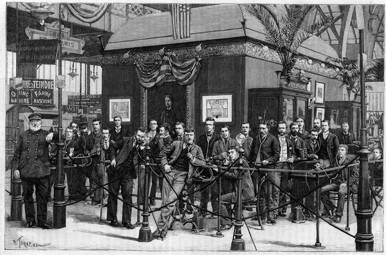 Audiciones de fonógrafos creados por Thomas Edison instalados en la Galerie des Machines en la Exposición Universal de París de 1889. (De una fotografía). Grabado en "La Nature: revue des sciences et de leurs applications aux arts et a l
