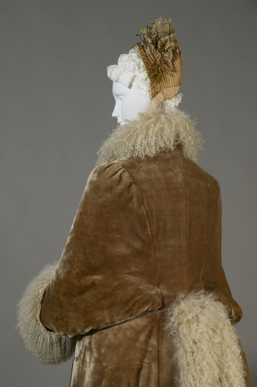Abrigo de invierno de Bertha Palmer, c.1885 (detalle trasero), Terciopelo de seda y lana de cordero. de Unknown artist
