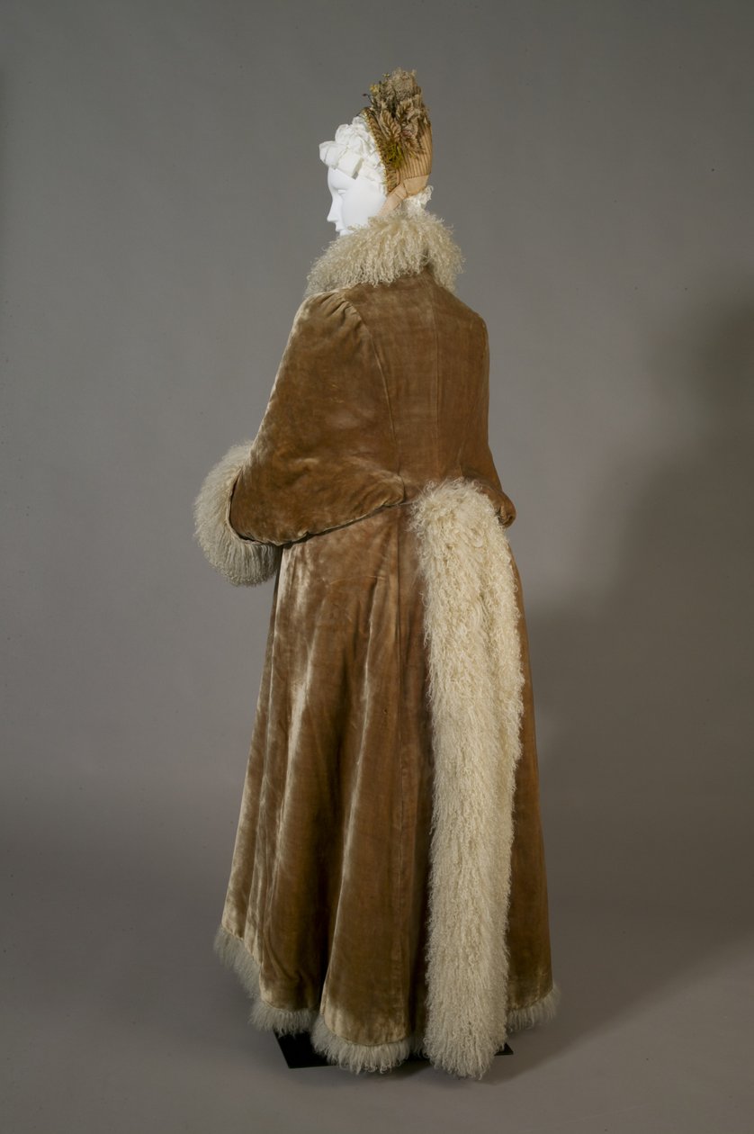 Abrigo de invierno de Bertha Palmer, c.1885 (vista oblicua trasera), Terciopelo de seda y lana de cordero. de Unknown artist