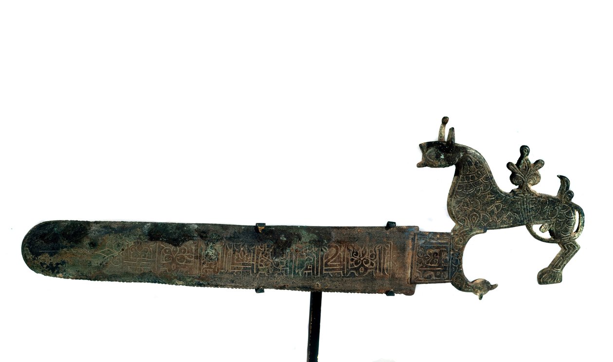 Sierra de bronce con la hoja decorada con inscripciones. Mango en forma de animal de Unknown artist