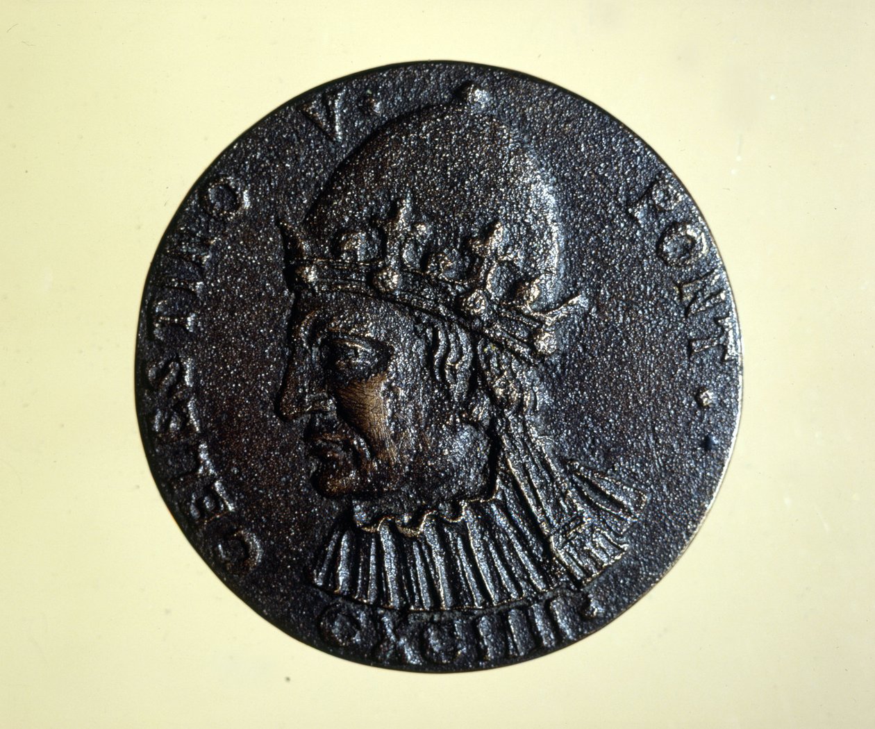 Celestino V (o San Pedro Celestino) (1215 - 1296) el papa que se trasladó. Medalla del Gabinete de Medallas de Roma. de Unknown artist