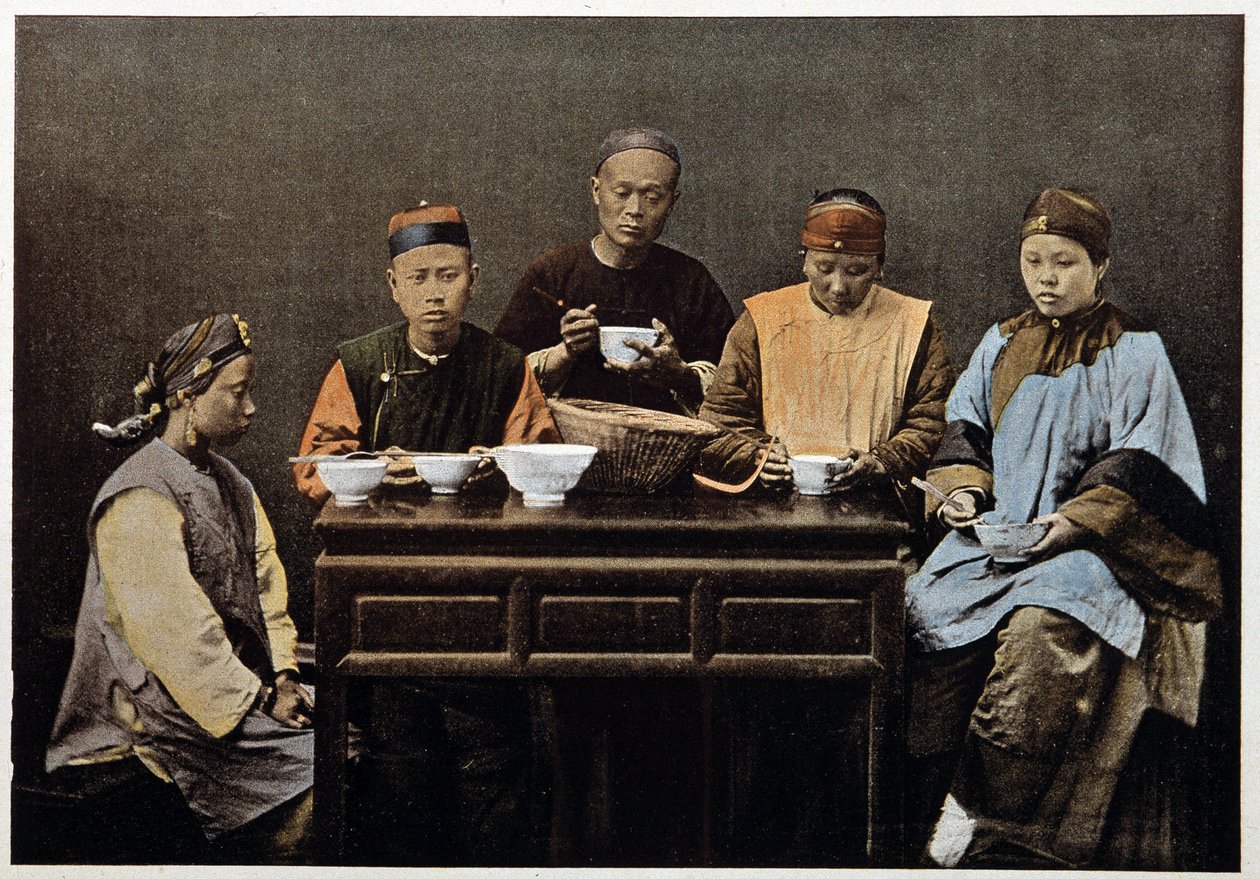 Familia china comiendo - fotochrome, finales del siglo XIX. de Unknown artist