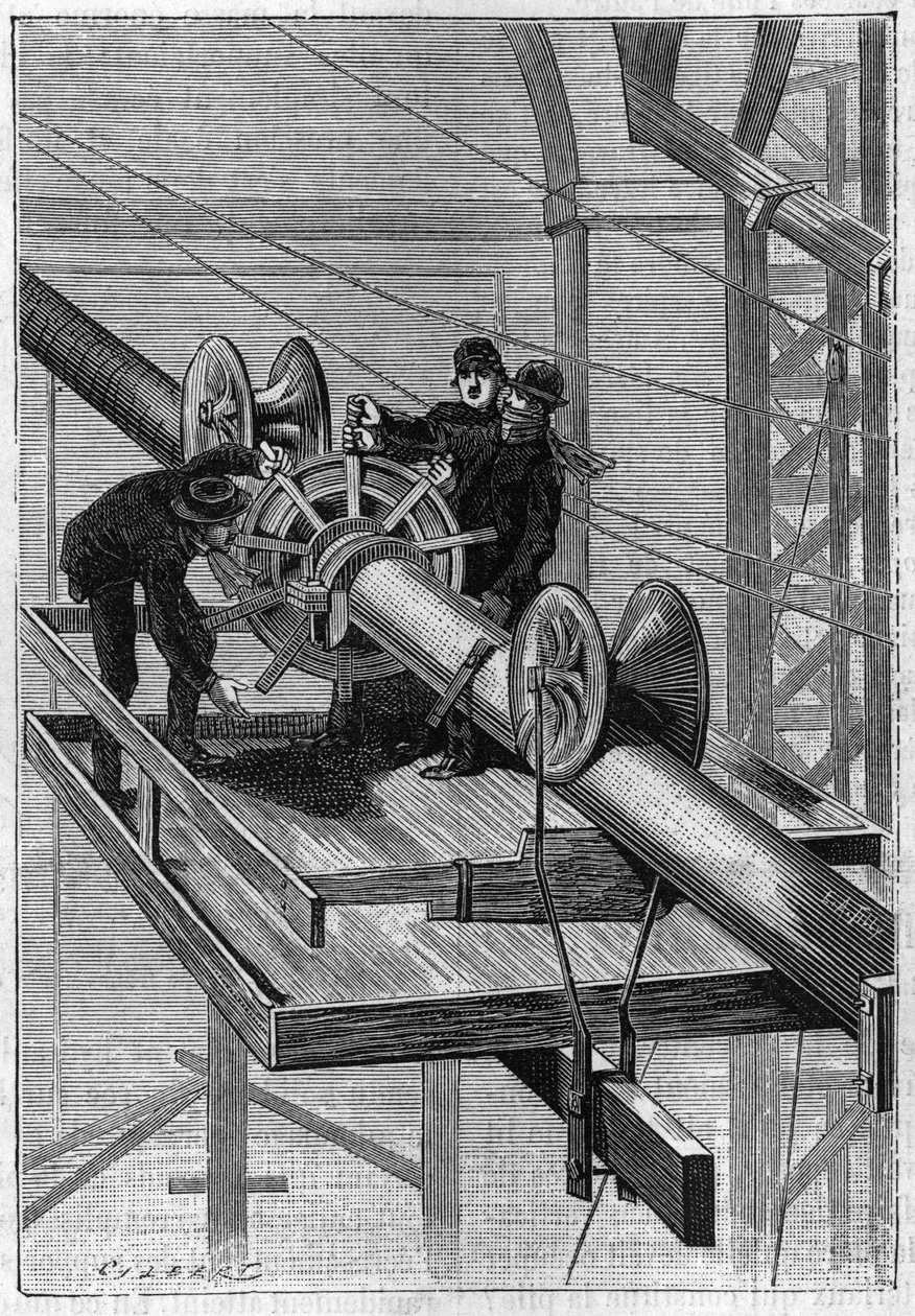 Construcción del Puente de Brooklyn en Nueva York: Máquina utilizada para cubrir los 19 cables secundarios con alambre de acero helicoidal en un solo cable. Grabado de 1883. de Unknown artist