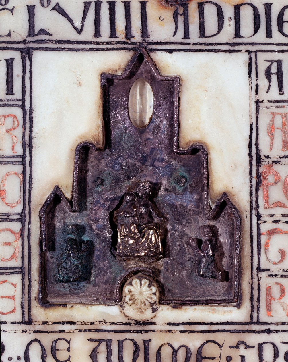 Detalle de una lápida de mármol de Simonetta y Percivalle Lercari, con relieve y grabado de Unknown artist