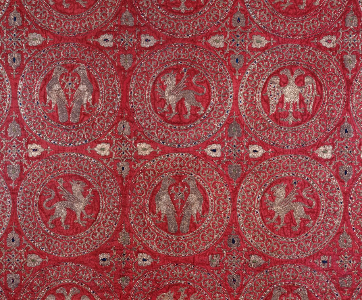 (detalle) Tela de traje eclesiástico en seda púrpura de Chipre representando animales fantásticos (hábito religioso de seda púrpura de Chipre con animales fantásticos) siglo XIII Museo della Cattedrale Anagni, Italia de Unknown artist
