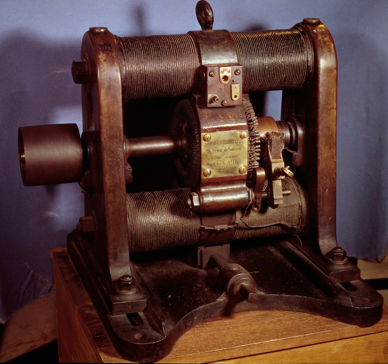 Máquina dinamoeléctrica tipo Gram produciendo corriente continua, realizada en 1877 por las fábricas Sautter y Lemonnier de Unknown artist
