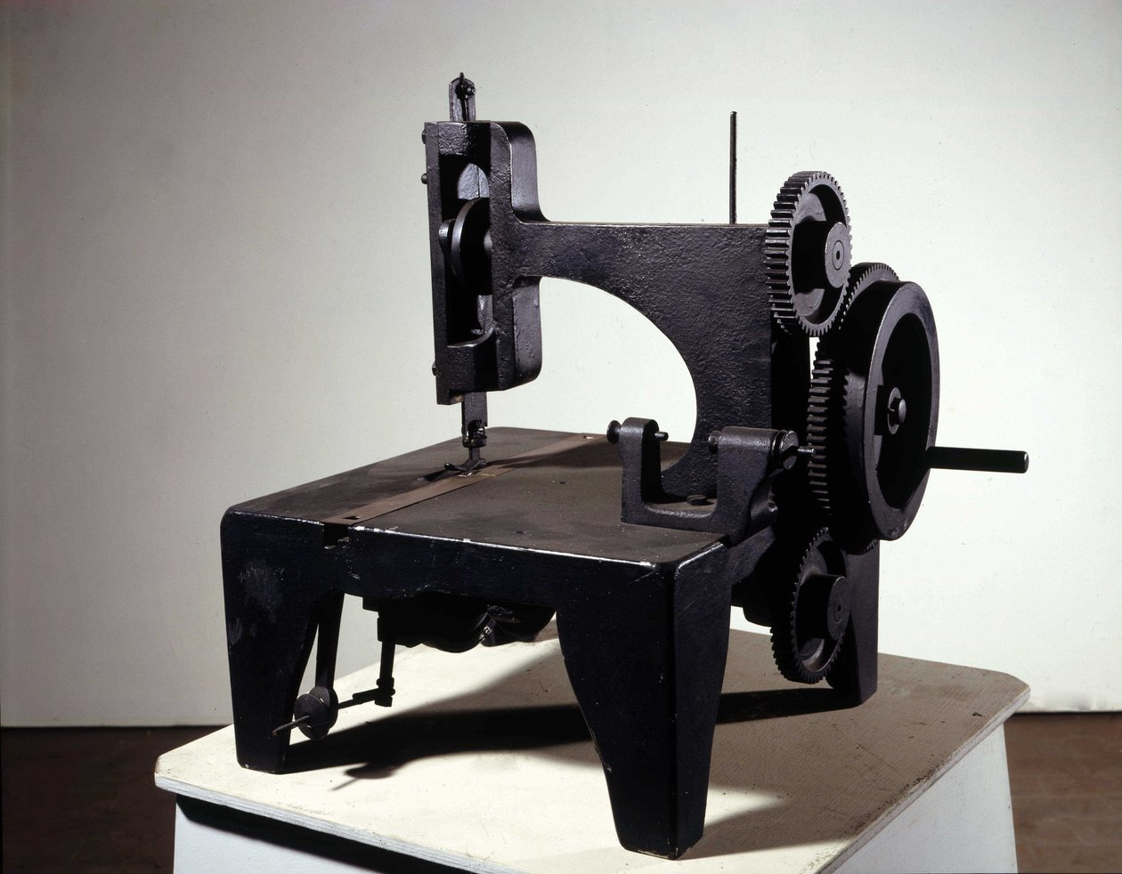 Primer modelo de máquina de coser Singer. Mediados del siglo XIX. de Unknown artist