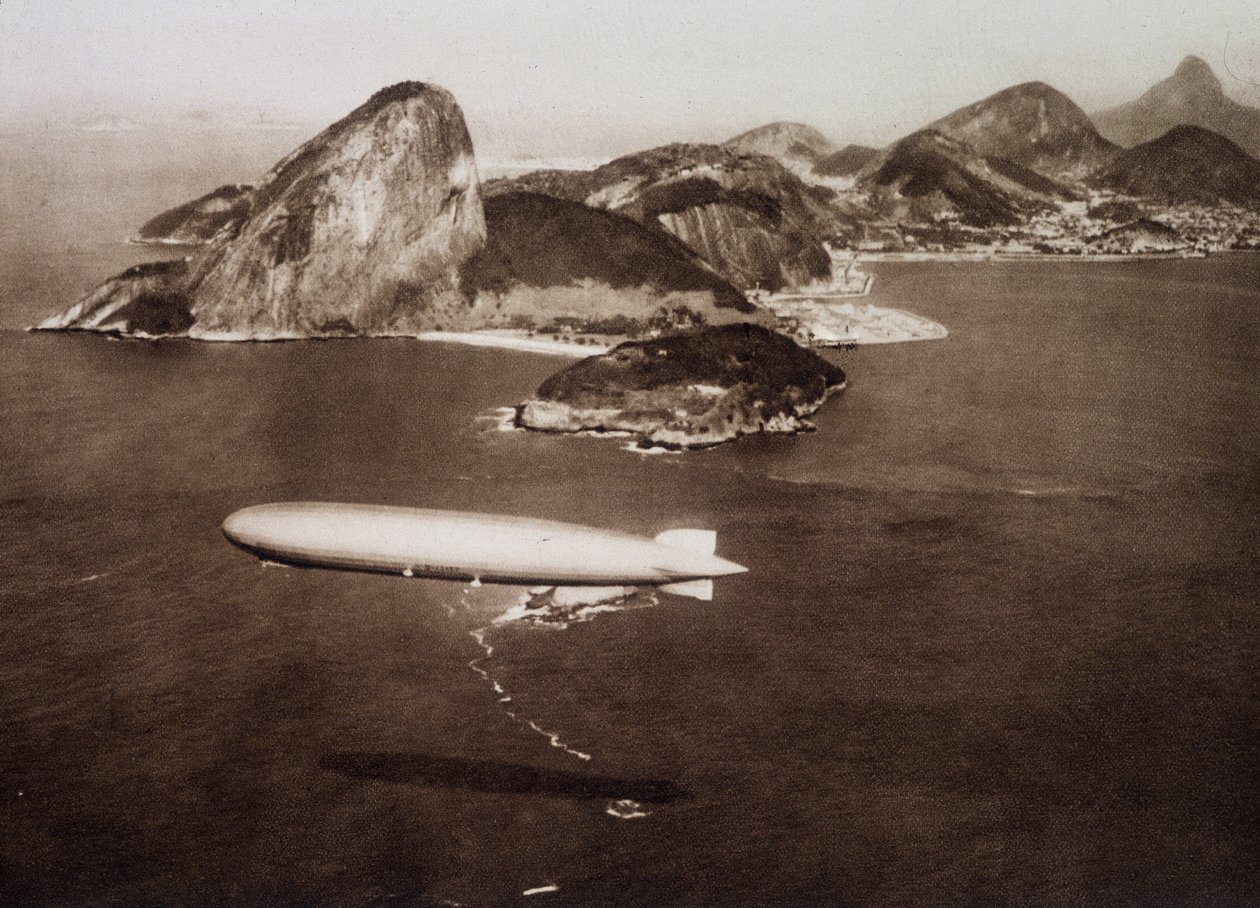 Graf Zeppelin (Graf-Zeppelin) en la bahía de Río de Janeiro sobre el fondo de "pan de azúcar" el 25/05/1930 de Unknown Artist