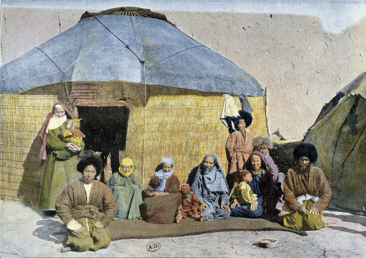 Grupo de Tekes (nómadas rusos) frente a su yurta, finales del siglo XIX de Unknown artist