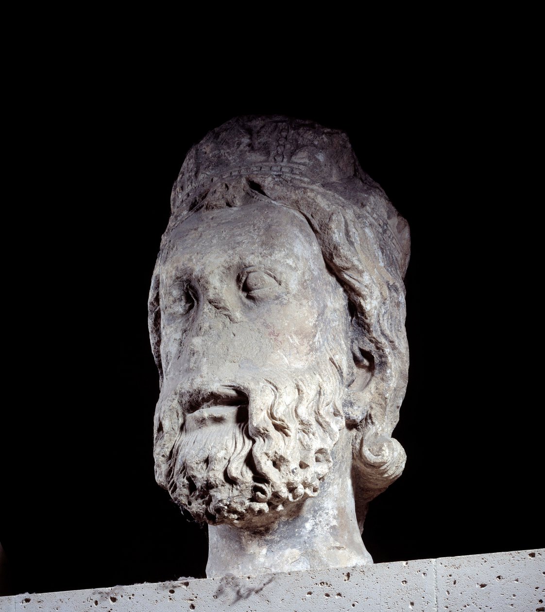 Cabeza del Rey de Judá de la Catedral de Notre Dame de París (circa 1220-1230, París, Museo Nacional de la Edad Media, Termas de Cluny) de Unknown artist