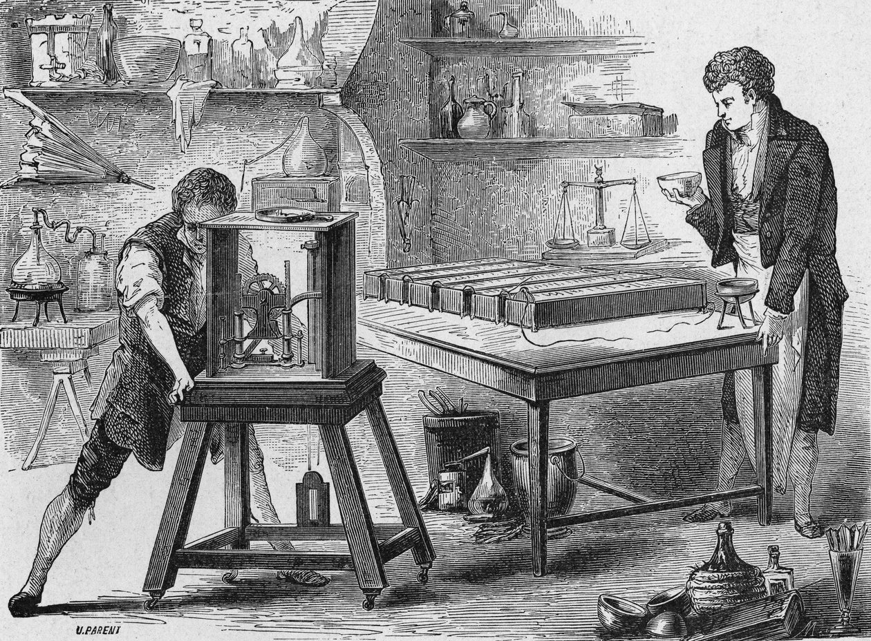 Humphry Davy descompone los álcalis con la batería voltaica. En 