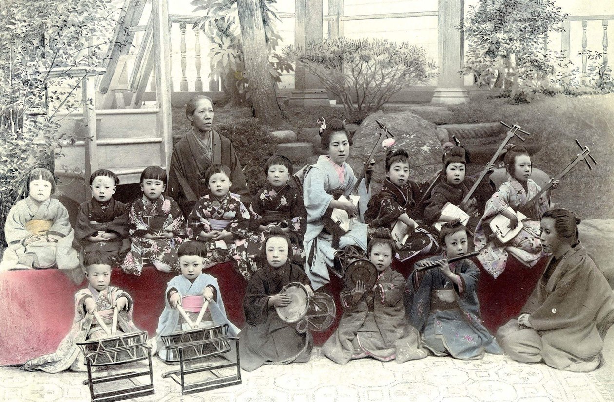 Niños japoneses tocando música, finales del siglo XIX de Unknown artist