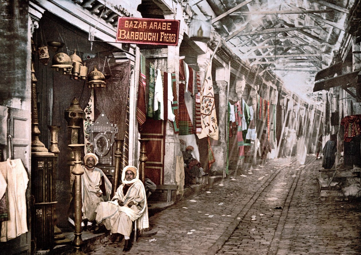 Le souc el Trouck en Túnez: tienda con letrero en francés “Bazar árabe Hermanos Barbouchi”. Foto cromo ca. 1900 de Unknown artist
