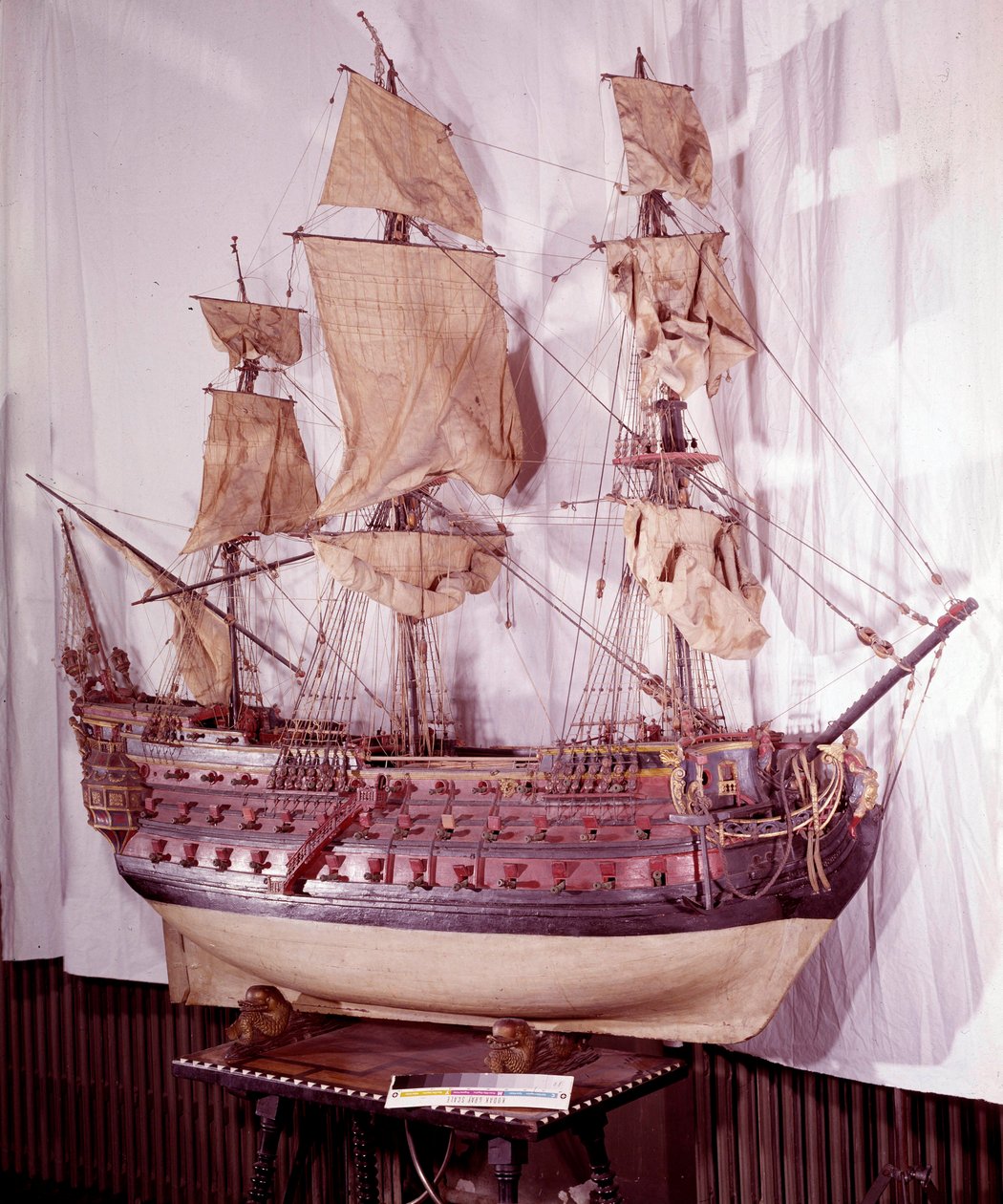 Marina militar: modelo en miniatura de un barco con tres cubiertas, arma de 92 cañones. Siglo XVII. Madrid, Museo del Ejército de Unknown artist