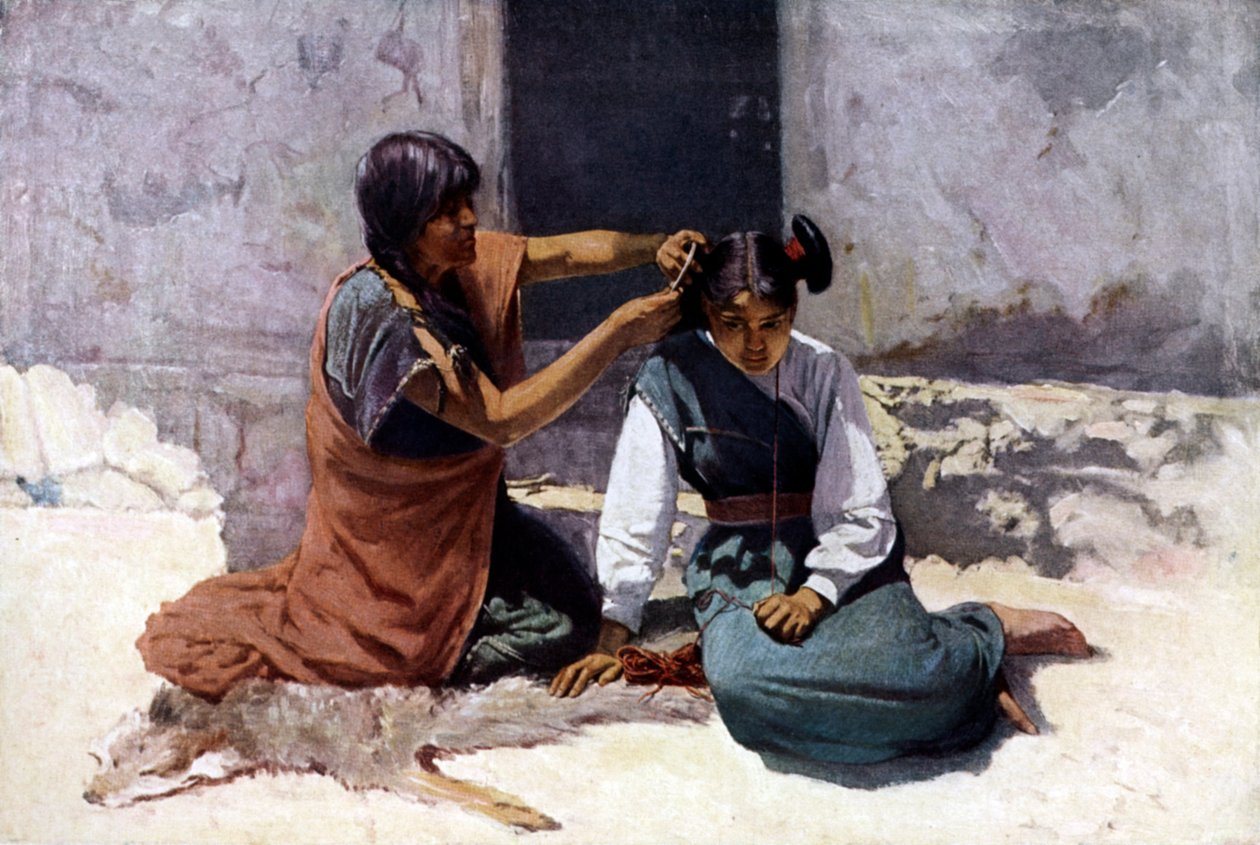 Madre nativa americana de la tribu Hopi, peinando a su hija para prepararla para el matrimonio. de Unknown artist
