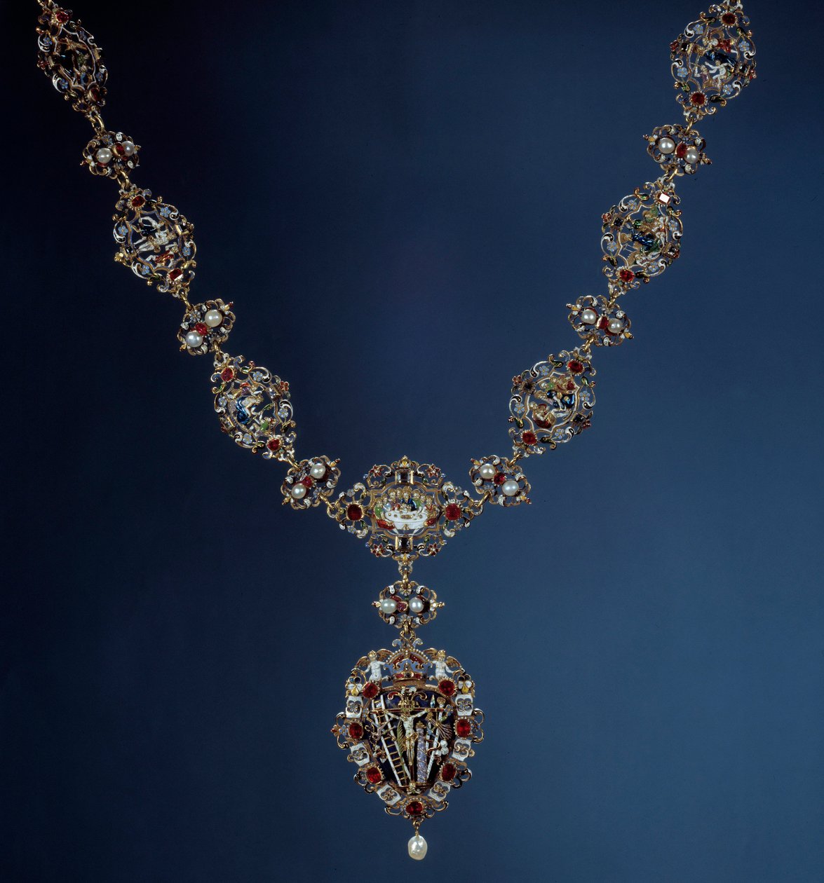 Collar del Emperador del Sacro Imperio, Rey de Bohemia y Rey de Hungría Rodolfo II en esmalte, oro y piedra fina con colgante que representa escenas de la Pasión. Siglo XVI. París, Museo del Louvre de Unknown artist