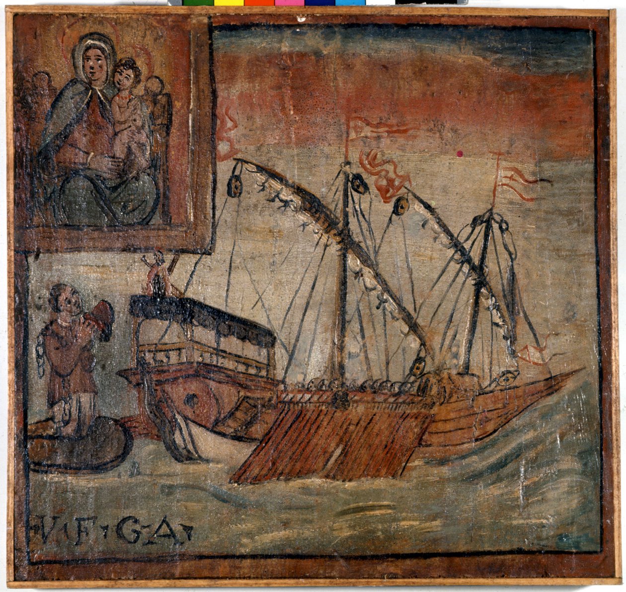 A la izquierda una antigua galera aún llevando las cadenas agradece a la Madonna dell
