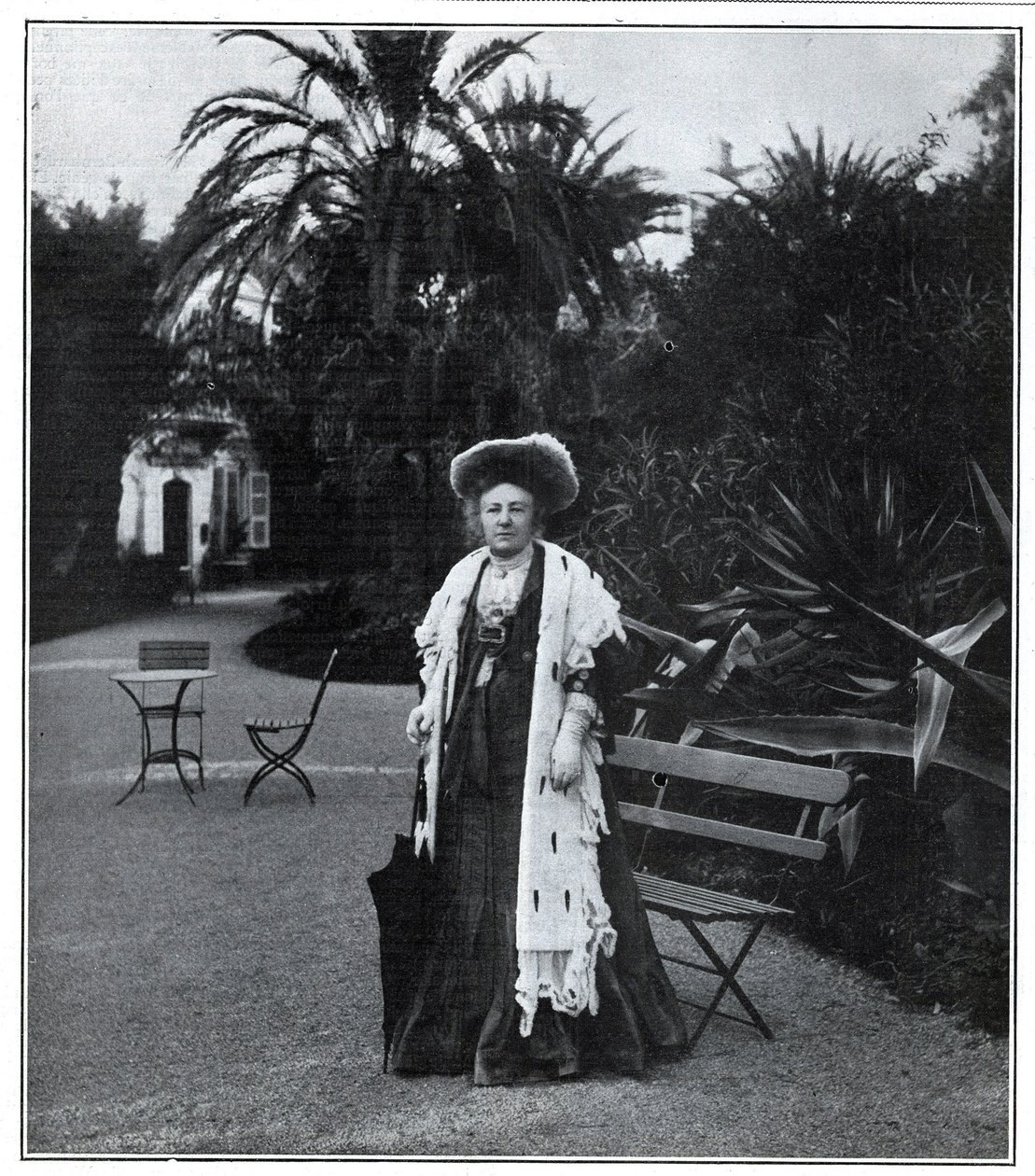 Retrato de Madame Juliette Adam (nacida Lambert) (1836-1936), escritora, polemista y feminista francesa en Niza en 1905 de Unknown artist