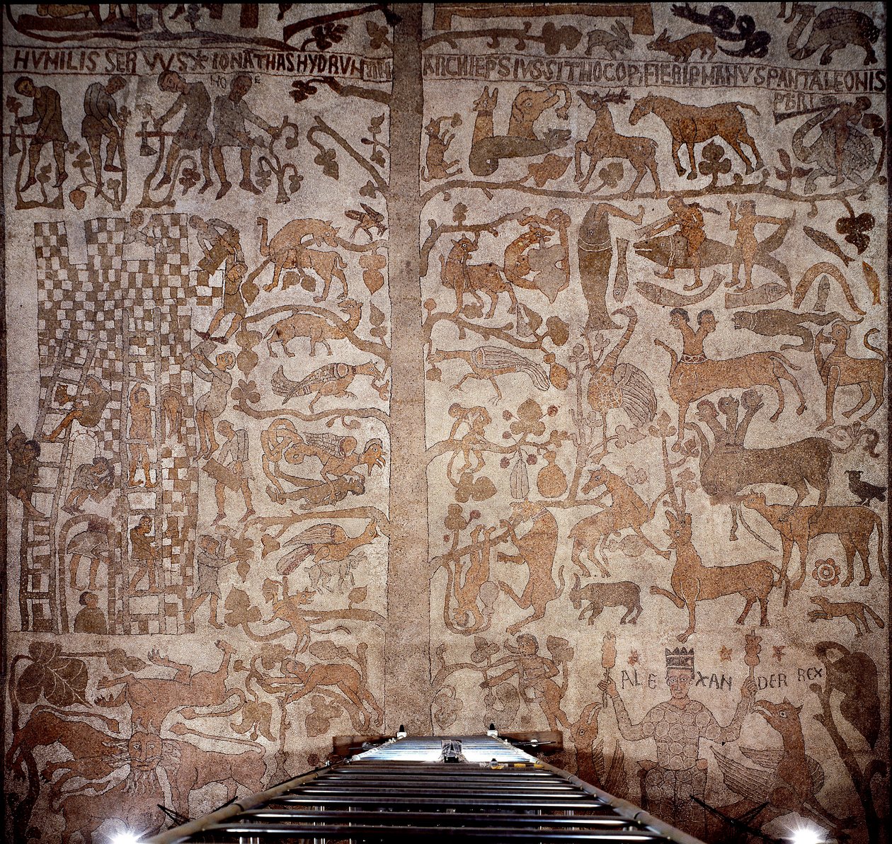 Representación de Alejandro Magno (356-323 a.C.), rey de Macedonia y conquistador de Persia, rodeado de fauna india durante la conquista de la India y el diluvio helenístico a la derecha, a la izquierda la construcción de la Torre de Babel de Unknown artist