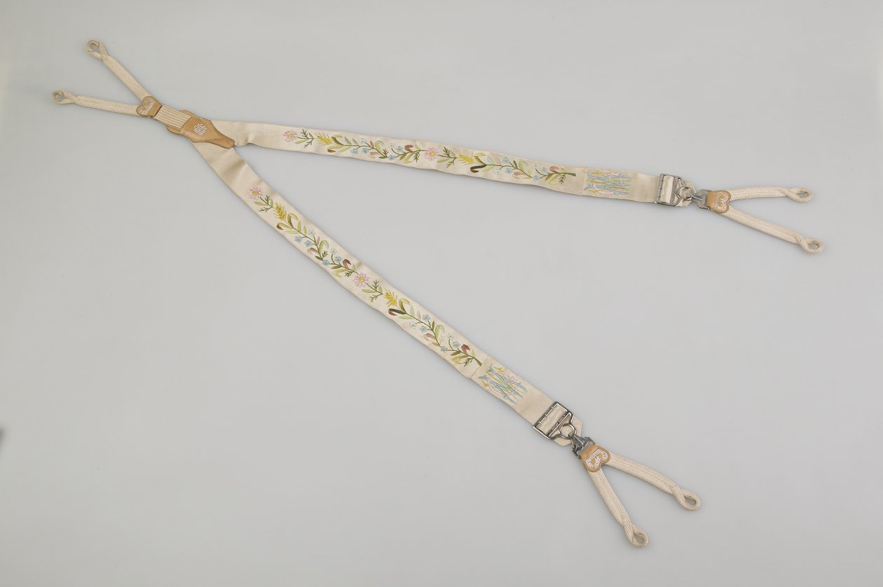 Tirantes, c.1880, Satén blanco bordado, cuero, plata, Fabricante desconocido de Unknown artist