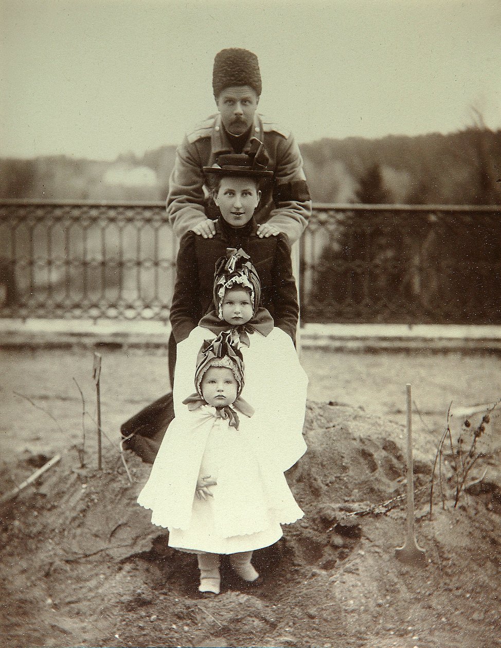La familia del duque Fyodor Uvarov en la finca Porechye. Foto de la albúmina de Unknown artist