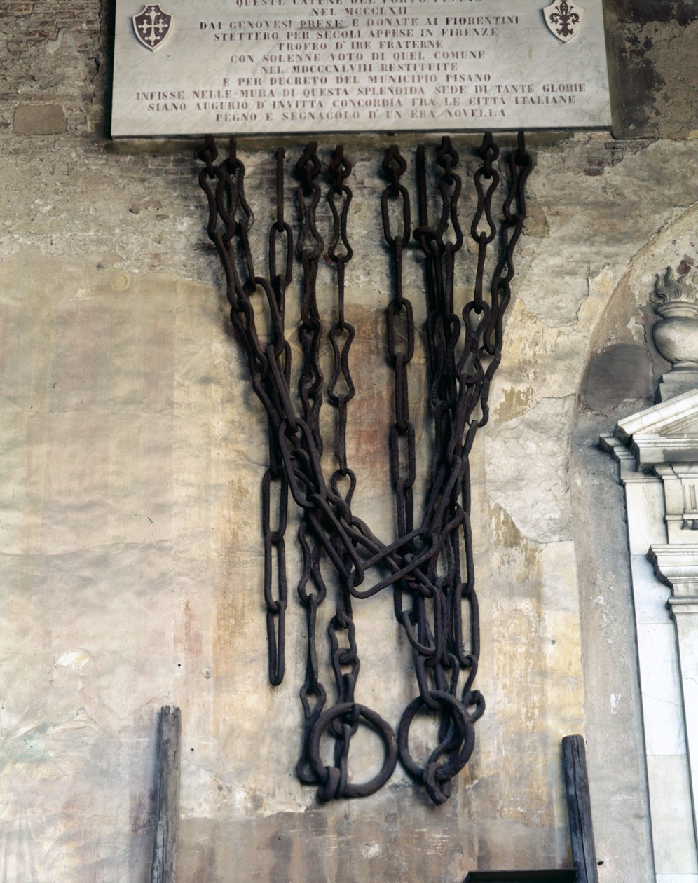 Las cadenas que cerraban el puerto de Pisa. Fueron tomadas por los genoveses durante la victoria de Meloria contra Córcega en 1284 y luego entregadas a Florencia y devueltas a la ciudad de Pisa en 1858. Camposanto de Pisa. de Unknown artist