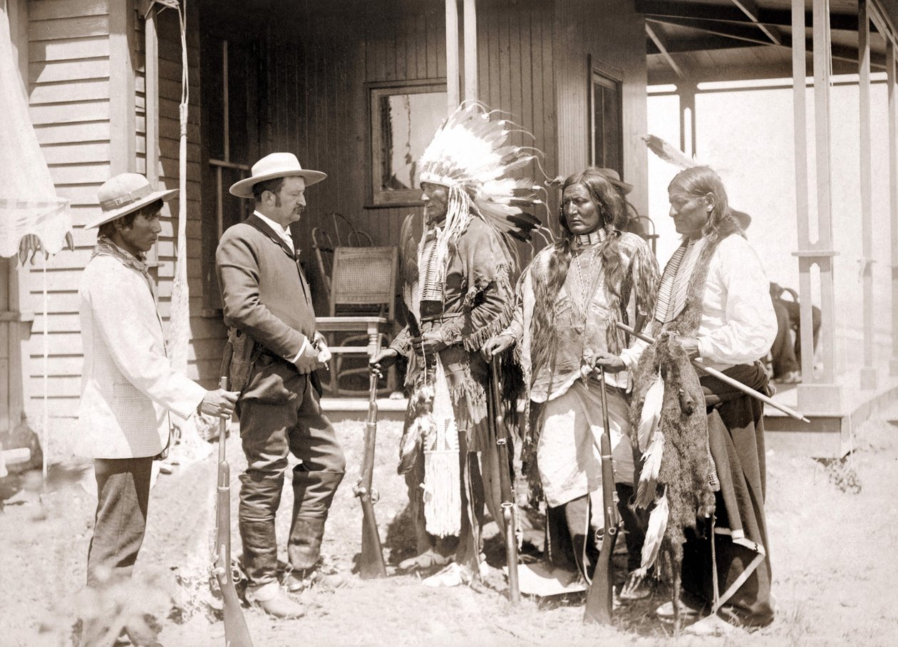 Tres Cheyenne vestidos con traje ceremonial y portando armas saludan a un Blanco acompañado de un intérprete. Finales del siglo XIX de Unknown artist