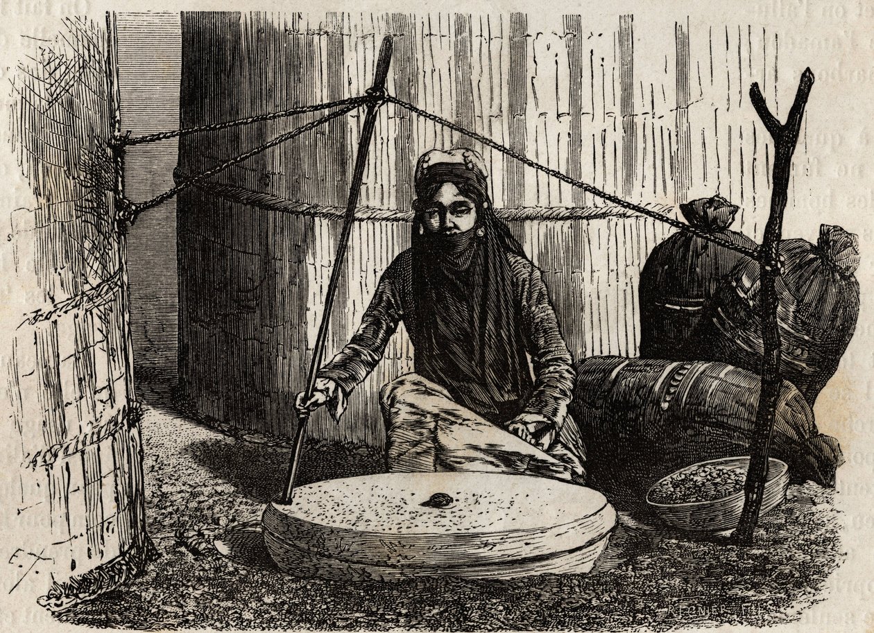 Mujer turcomana usando la rueda de moler grano, activando un ingenioso sistema de manivela, la piedra superior gira y al frotar esta piedra sobre la otra tritura los granos, que forman la base de la dieta turcomana, en forma de pan, hervidos, empanadas. Gr de Unknown artist