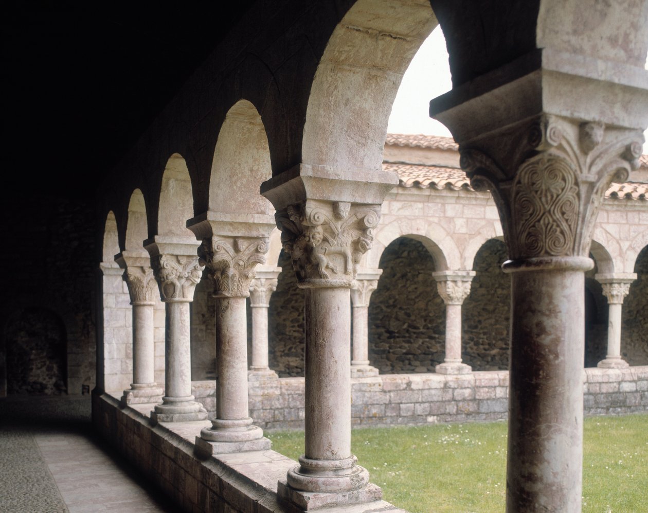 Vista del claustro (siglo XII) de Unknown artist