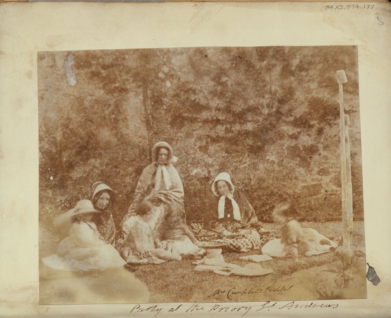 Un grupo de picnic. de Unknown artist