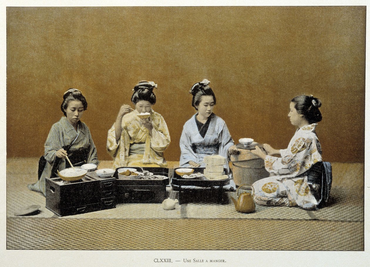 Un comedor en Japón: mujeres comiendo arroz con palillos y una de ellas sirviendo té - finales del siglo XIX de Unknown artist