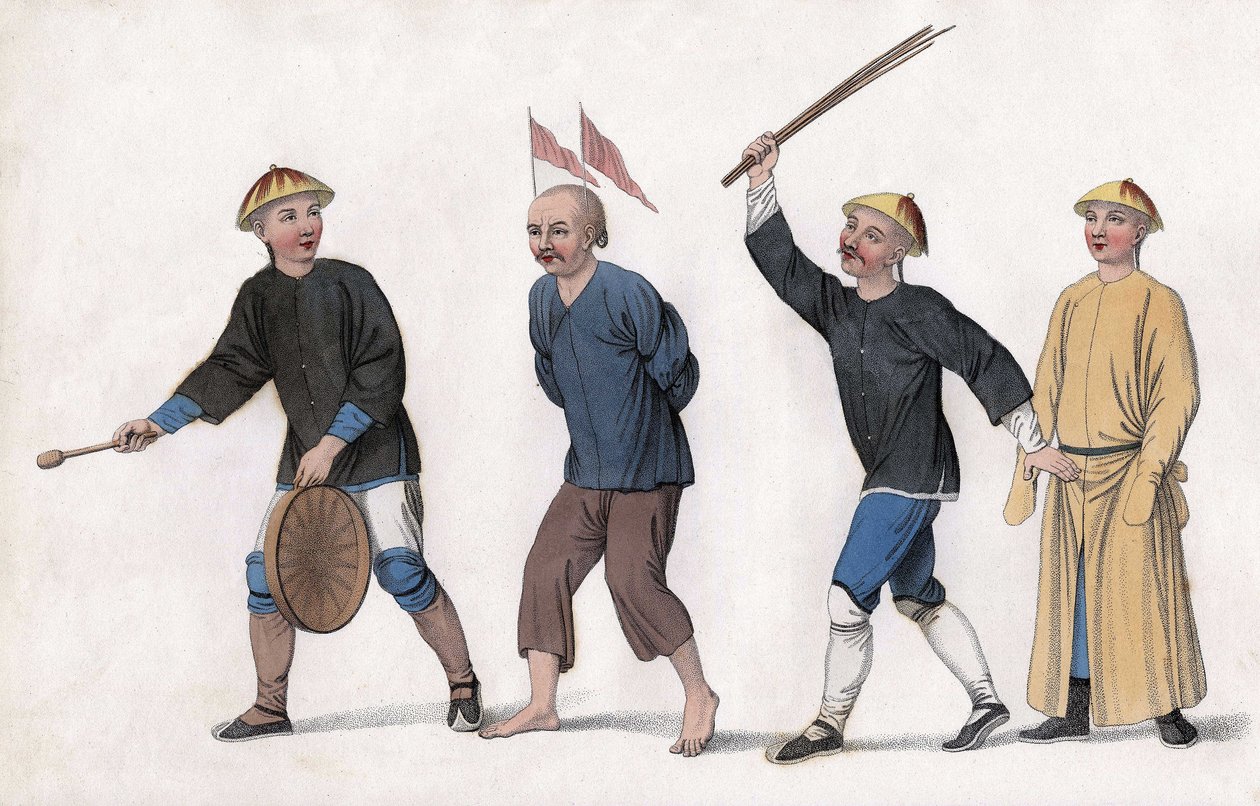 Un acusado es llevado a la corte. Para atraer la atención del público, se fijan banderas rojas en su cabeza y un hombre toca el gong. Grabado, en "Los Castigos de los Chinos", Londres de Unknown artist