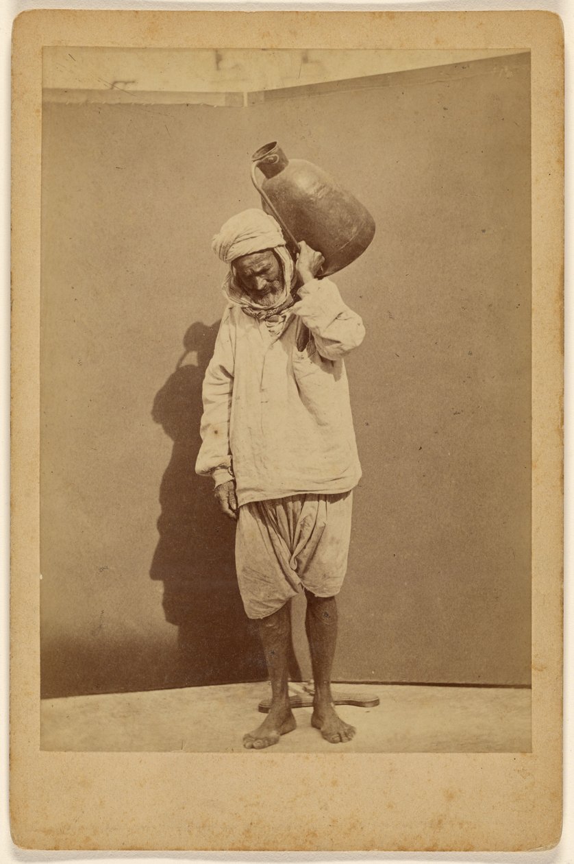 [Hombre árabe llevando una jarra] de Unknown artist
