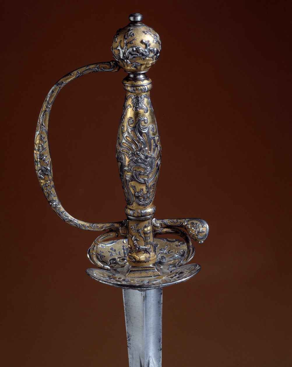 Armadura y platería: Guardia de oro y plata del siglo XVIII. París, Artes Decorativas de Unknown artist