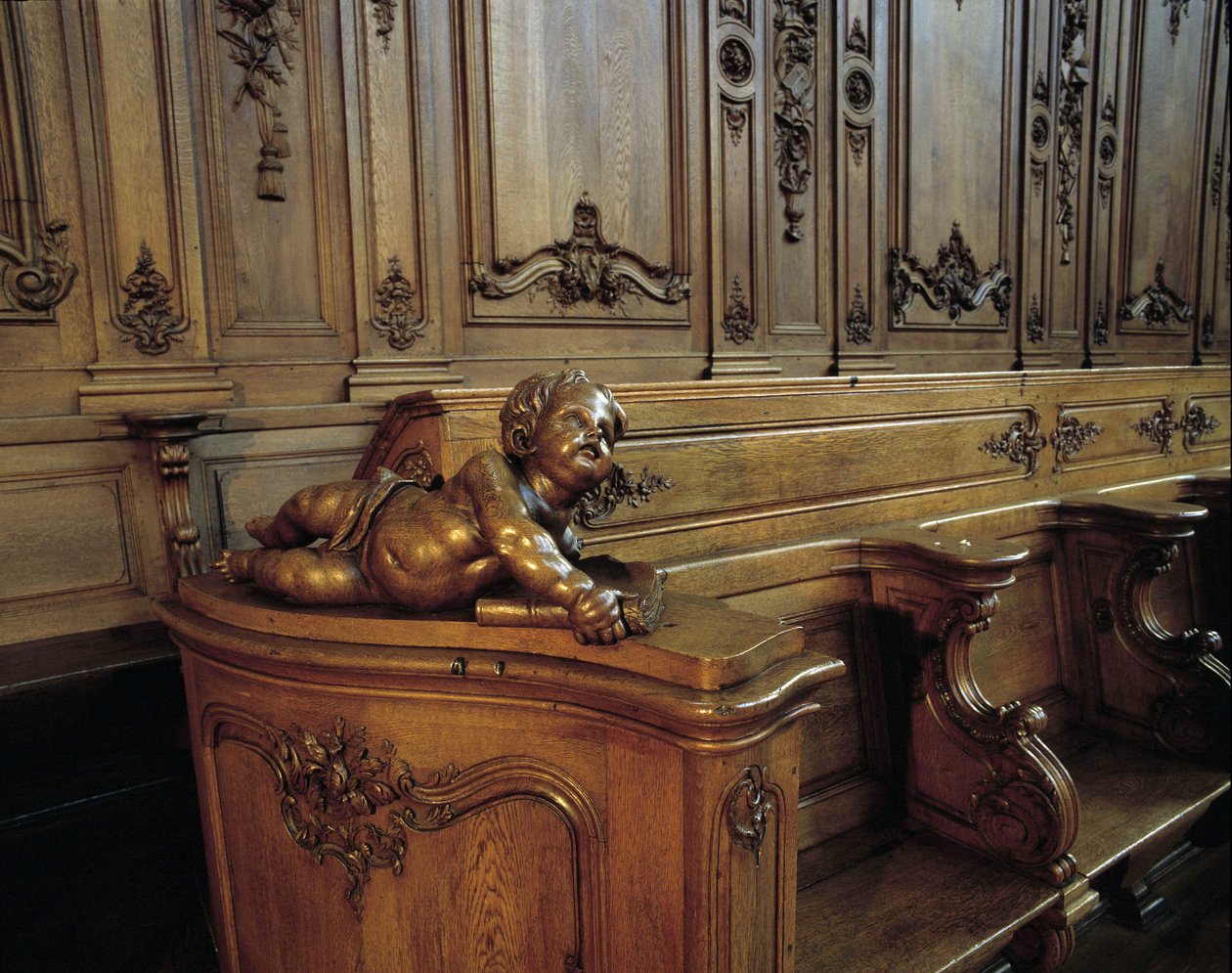 Arquitectura barroca: puesto de madera representando un ángel, atributo del evangelista San Mateo. Coro (siglo XVIII) de la Iglesia de San Esteban. Vista interna. Marmoutier, Bas Rhin. de Unknown artist