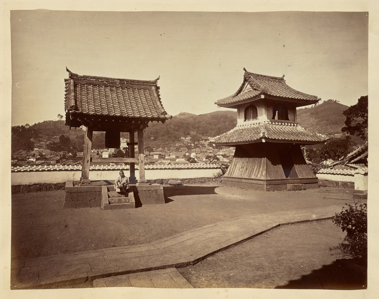 [Campanario y torre del tambor en el templo Jinso-ji] de Unknown artist