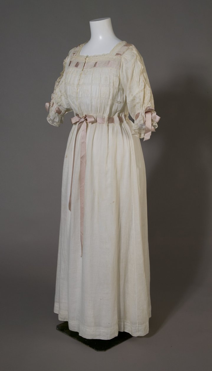 Camisón de Bertha Palmer, c.1880 (vista oblicua frontal), algodón blanco, encaje, bordado y cinta de seda de Unknown artist
