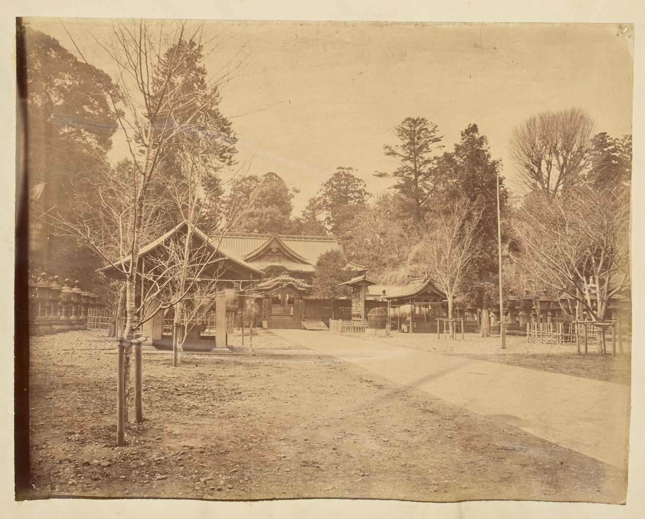 [Patio de un templo japonés no identificado] de Unknown artist