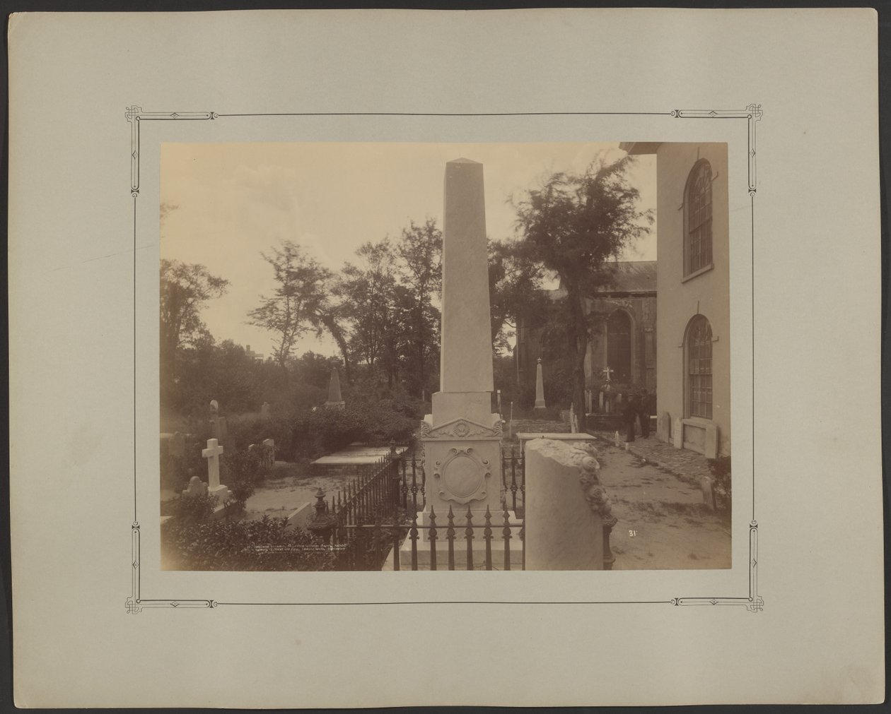 Monumento desplazado, Iglesia Luterana de San Juan, calle Archdale entre Clifford y King, mirando al sur, Charleston. de Unknown artist