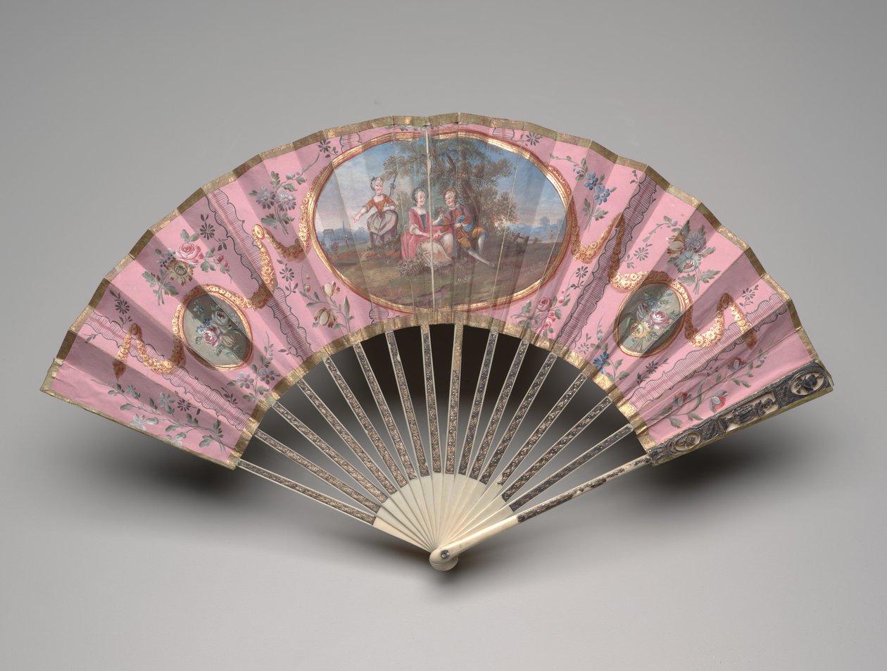 Abanico plegable con una escena pastoral en un fondo "domino", c.1770s-80s de Unknown artist