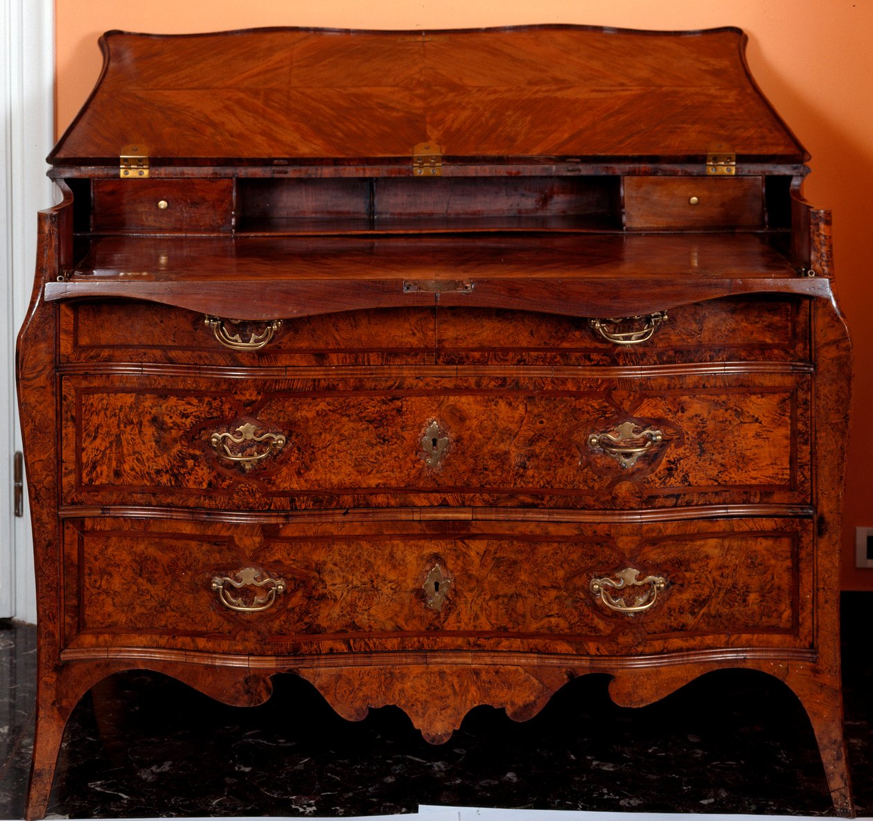 Mueble: cómoda de madera de cedro. Aproximadamente 1735-1745. Dim. 97x137x68 cm. Colección privada de Unknown artist