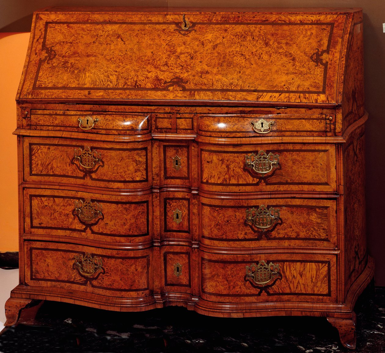 Mobiliario: escritorio en madera de cedro. Aproximadamente 1734-1740. Dim. 111x127x61 cm Colección privada de Unknown artist