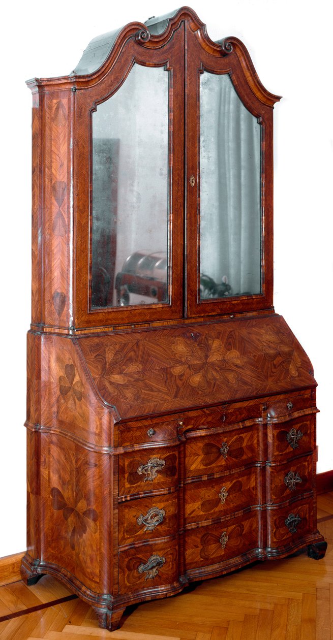 Mobiliario: trumeau en palo de rosa. 1735 aprox. Dim. 257x130x61 cm Colección privada de Unknown artist