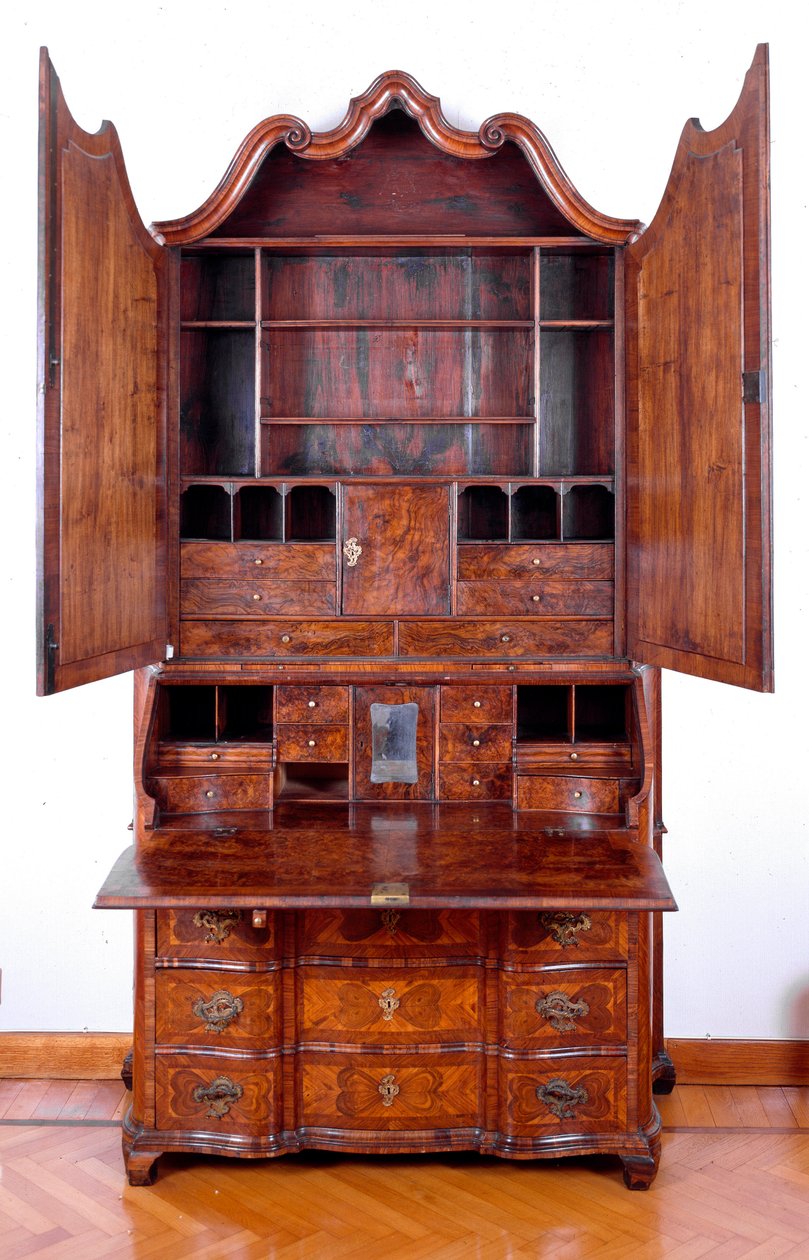 Mobiliario: trumeau en palo de rosa. Aproximadamente 1735. Dim. 257x130x61 cm Colección privada de Unknown artist