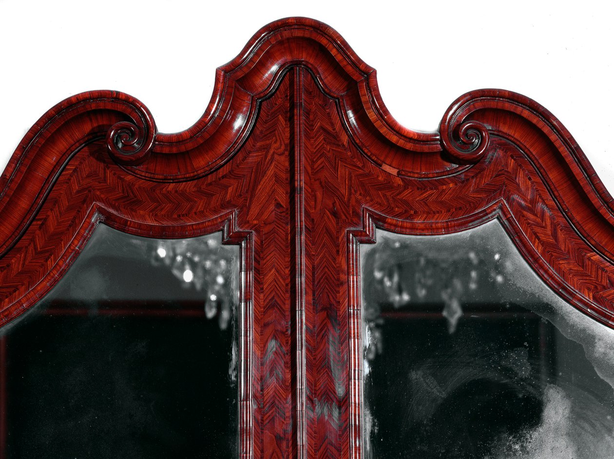 Mueble: trumeau en palo de rosa. Detalle de la parte superior. Aproximadamente 1735. Dim. 257x130x61 cm. Colección privada de Unknown artist