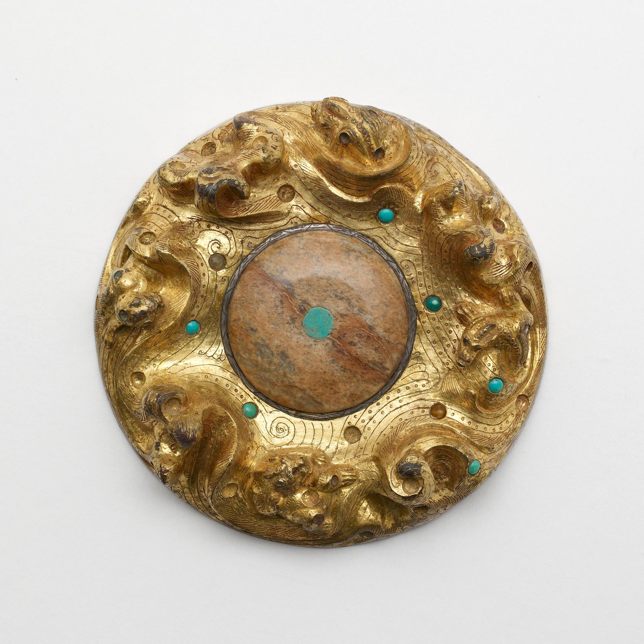 Placa de bronce dorado con animales en un paisaje de Unknown artist