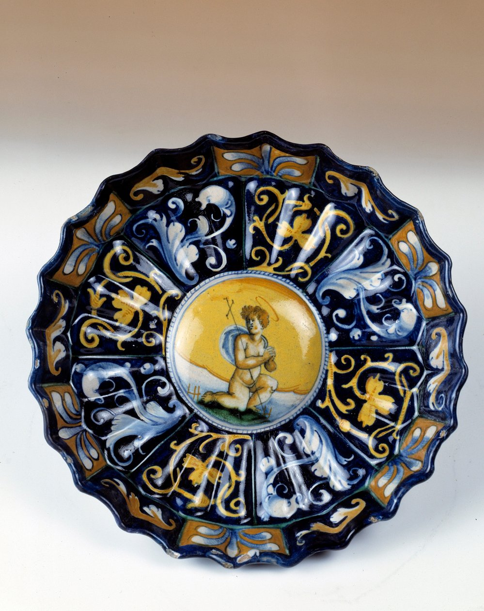 Taza de mayólica godronada decorada con un angelote de Unknown artist