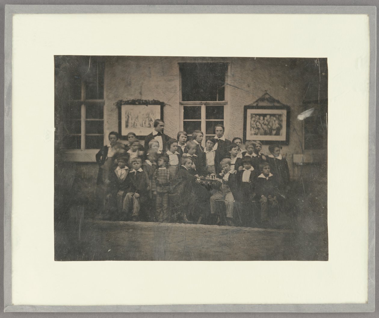 [Retrato de grupo de escolares y su profesor, norte de Alemania]. de Unknown artist