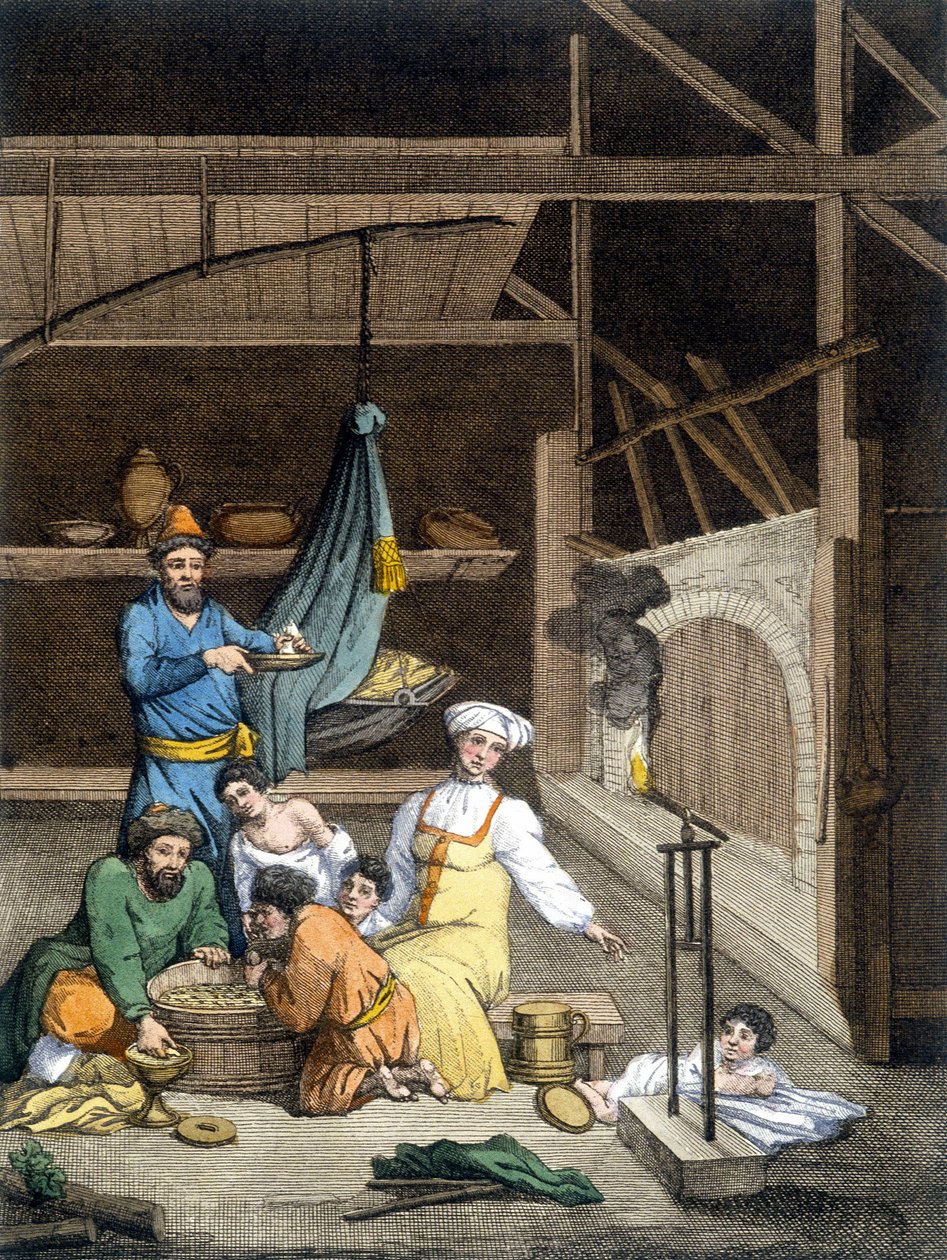 Dentro de una casa rusa, una familia a la hora del almuerzo. de Unknown artist