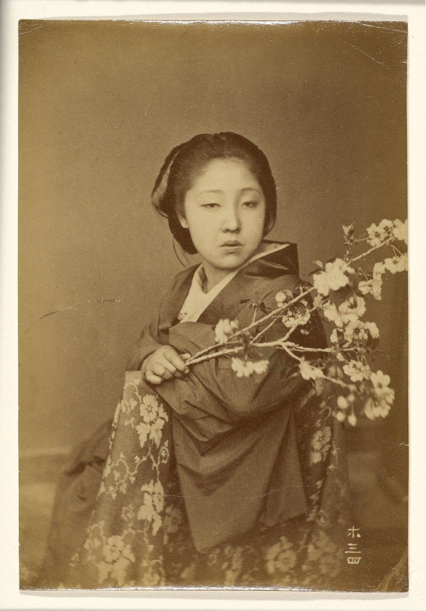 [Mujer japonesa sosteniendo una rama de prunus en flor] de Unknown artist